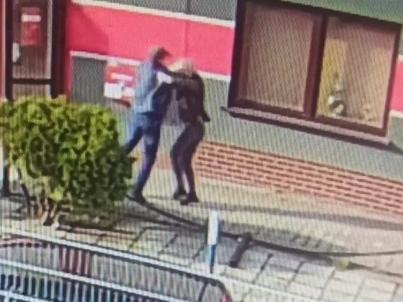 Poznajesz? Zwrócono mu uwagę na brak maseczki. Ten pobił kobietę i zdemolował stoisko!