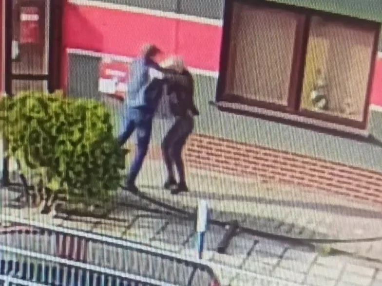 Poznajesz? Zwrócono mu uwagę na brak maseczki. Ten pobił kobietę i zdemolował stoisko!