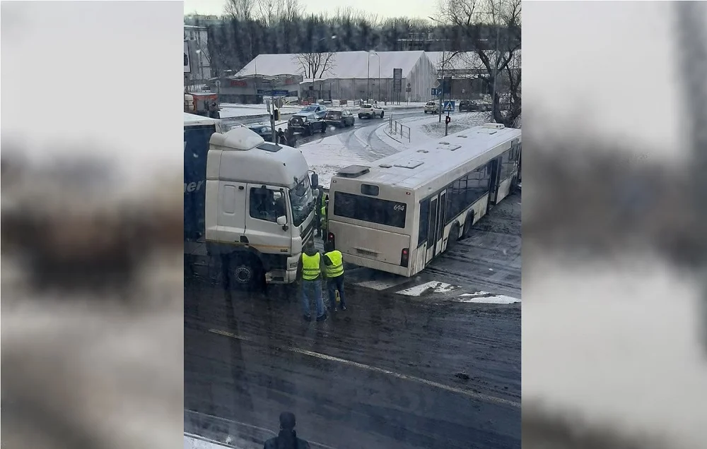 Zima zaskoczyła kierowców. Szereg utrudnień na rudzkich drogach