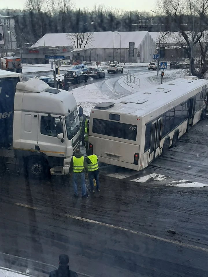 Zima zaskoczyła kierowców. Szereg utrudnień na rudzkich drogach