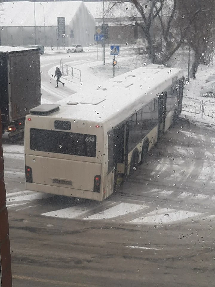 Zima zaskoczyła kierowców. Szereg utrudnień na rudzkich drogach