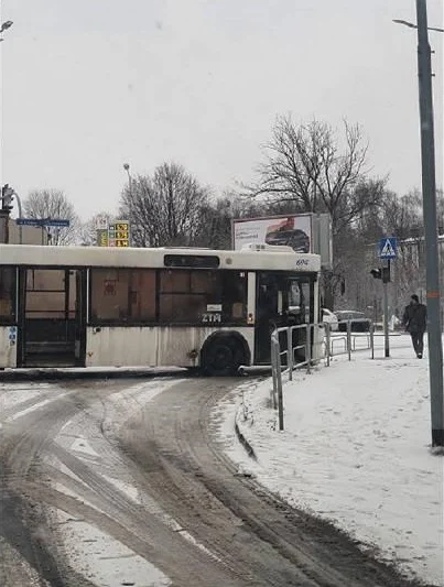 Zima zaskoczyła kierowców. Szereg utrudnień na rudzkich drogach