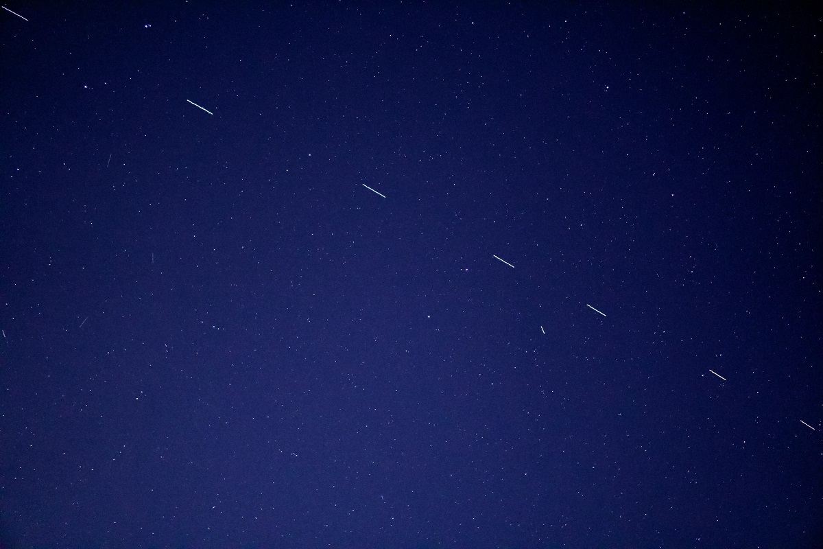 "Kosmiczny pociąg" na niebie. Czym jest to niecodzienne zjawisko?