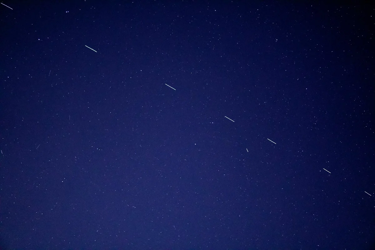 "Kosmiczny pociąg" na niebie. Czym jest to niecodzienne zjawisko?