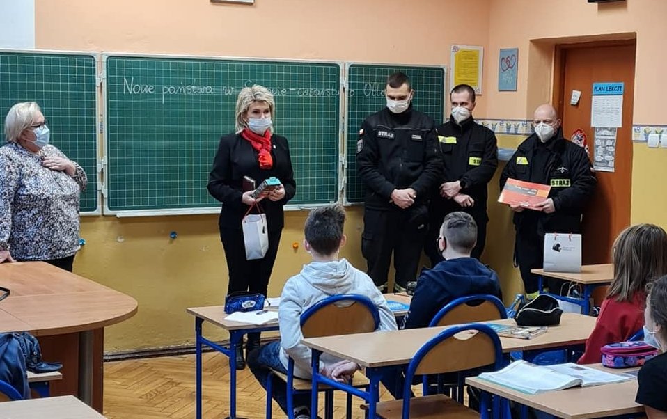 Druhowie z OSP razem z senator Tobiszowską rozdali ok. 100 czujników czadu w SP 40 i SP 41
