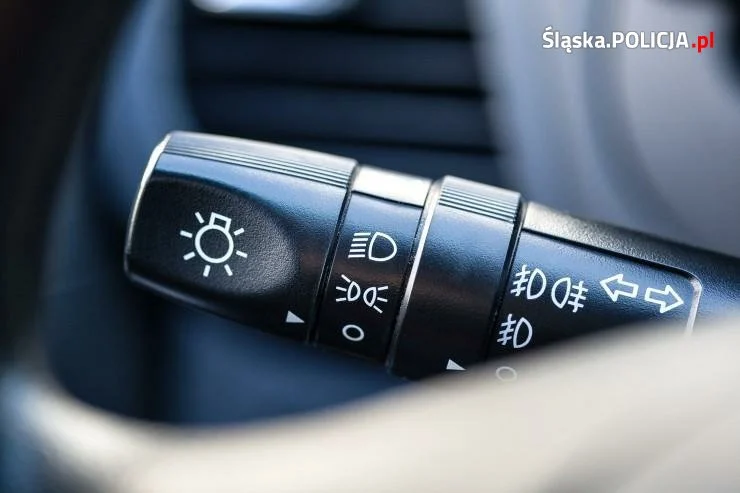 Policja przypomina – włączamy odpowiednie światła!