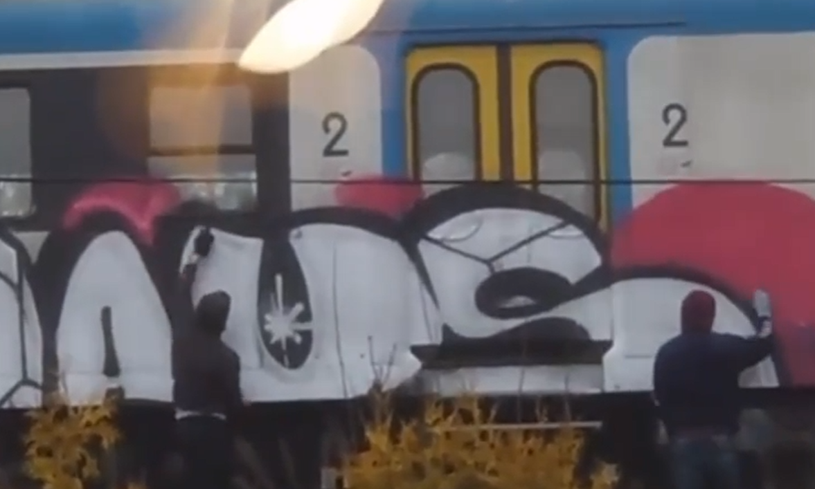 Pomalowali pociąg sprayem. Policja poszukuje wandali