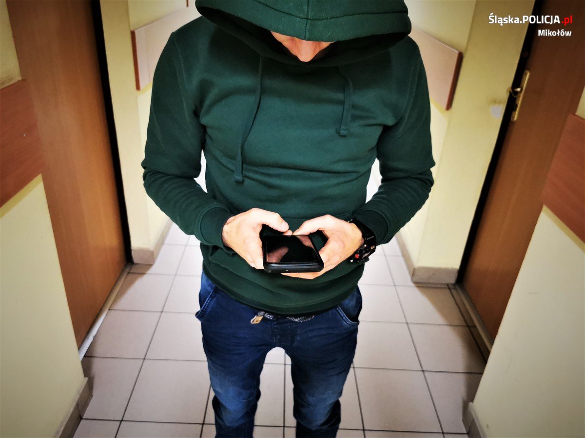 Zainstalował szpiegowską aplikację. Mieszkaniec Łazisk Górnych stracił 10 tysięcy złotych