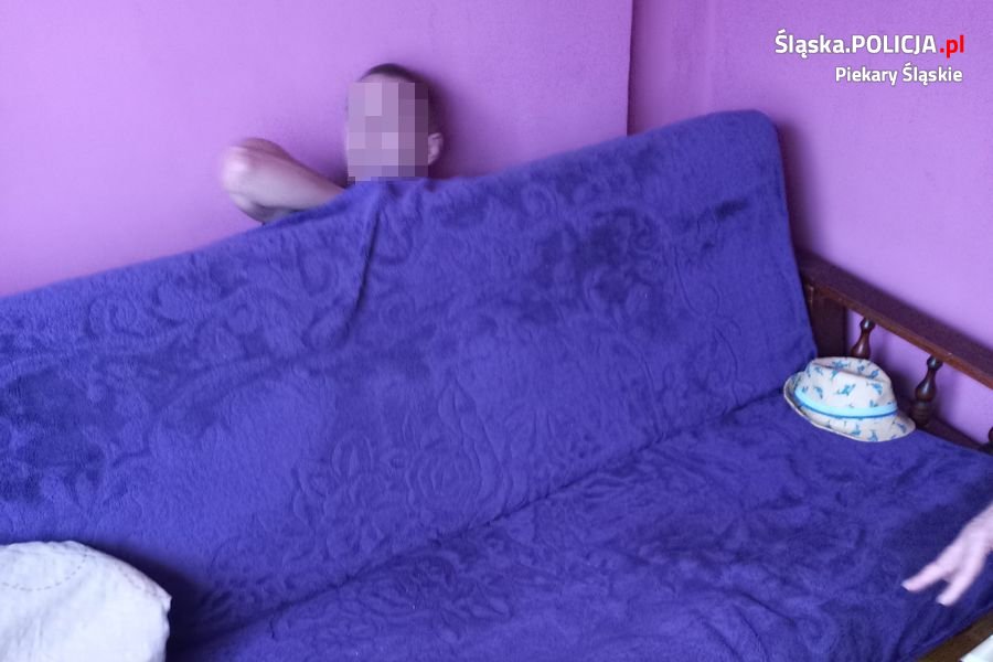 Chcąc uniknąć więzienia schował się w łóżku