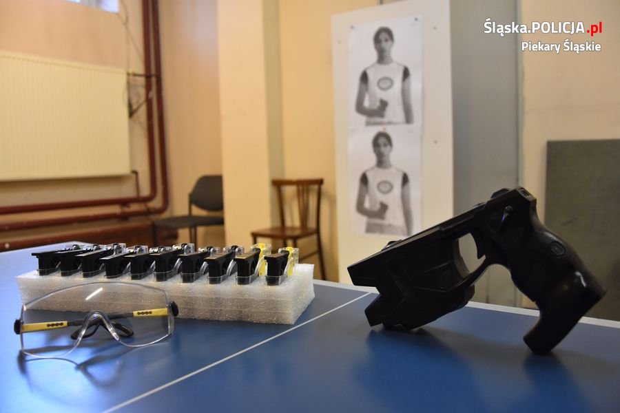 Piekarscy policjanci szkolą się w posługiwaniu paralizatorem