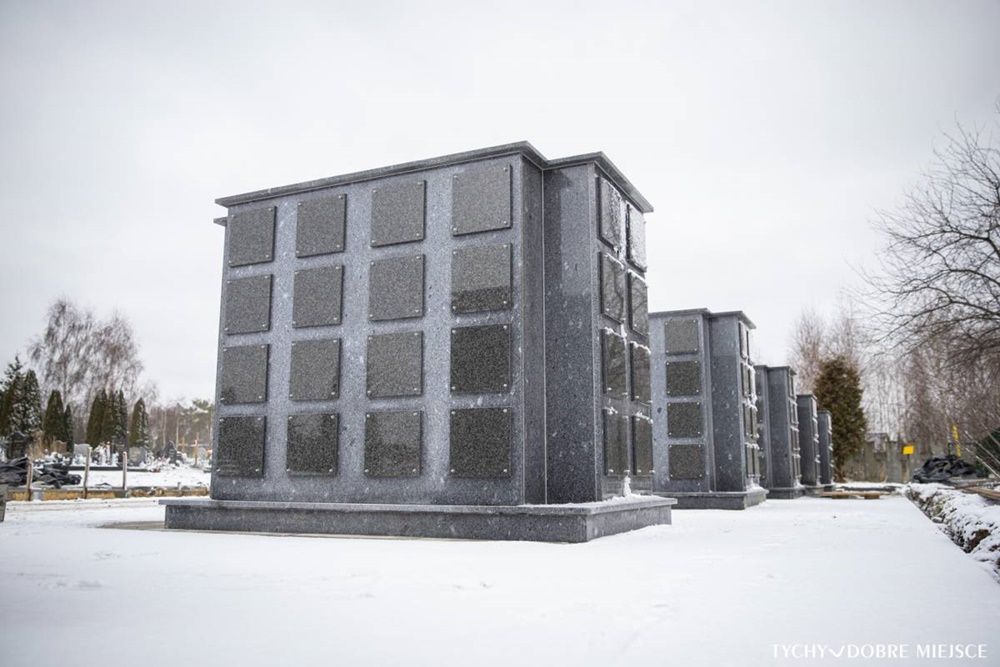 Trwa budowa kolumbariów