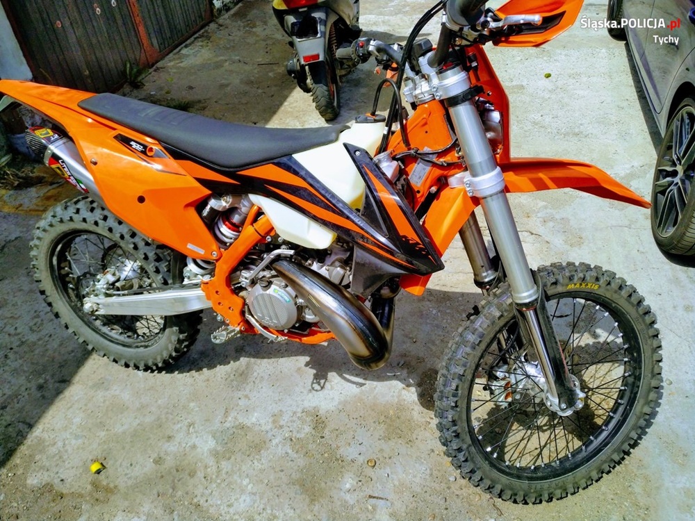 Te motocykle stały się łupem złodzieja. Policja szuka złodzieja