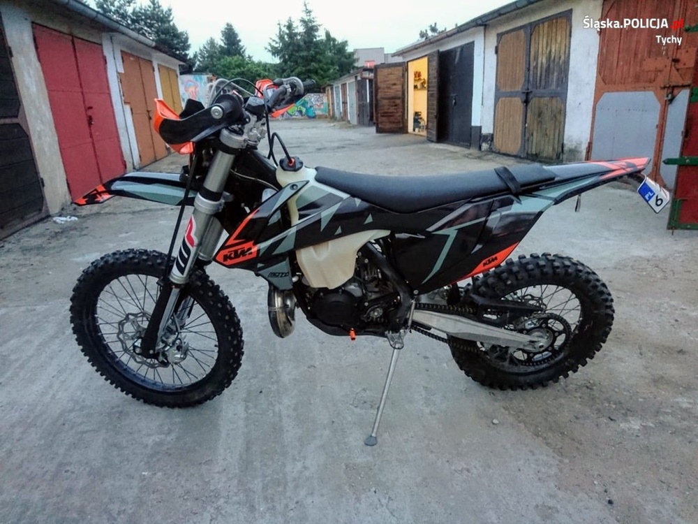 Te motocykle stały się łupem złodzieja. Policja szuka złodzieja