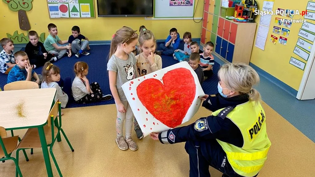 Policjanci rozdawali seniorom serduszka wykonane przez przedszkolaków
