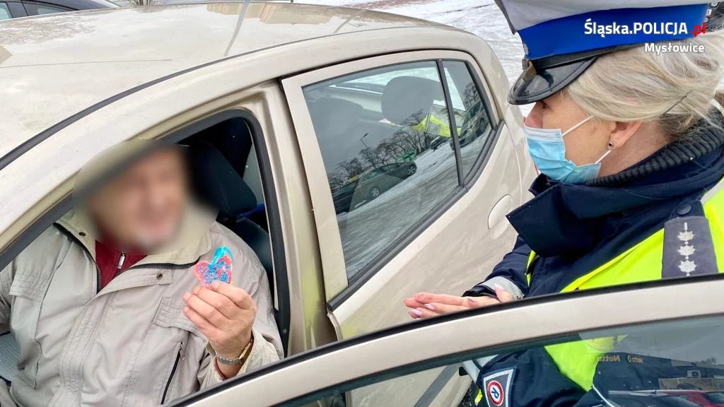 Policjanci rozdawali seniorom serduszka wykonane przez przedszkolaków