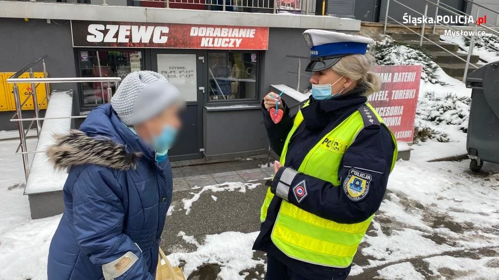 Policjanci rozdawali seniorom serduszka wykonane przez przedszkolaków