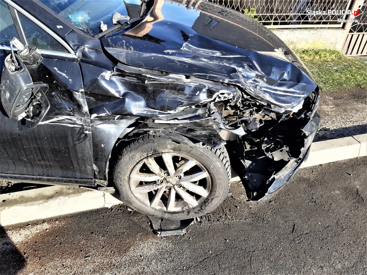 Wpadł w poślizg i dachował. 62-letni mieszkaniec Orzesza trafił do szpitala