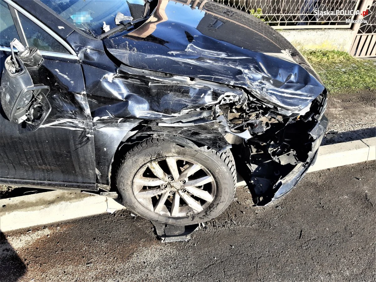 Wpadł w poślizg i dachował. 62-letni mieszkaniec Orzesza trafił do szpitala