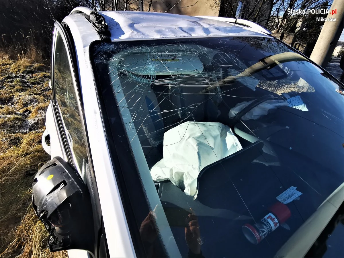 Wpadł w poślizg i dachował. 62-letni mieszkaniec Orzesza trafił do szpitala