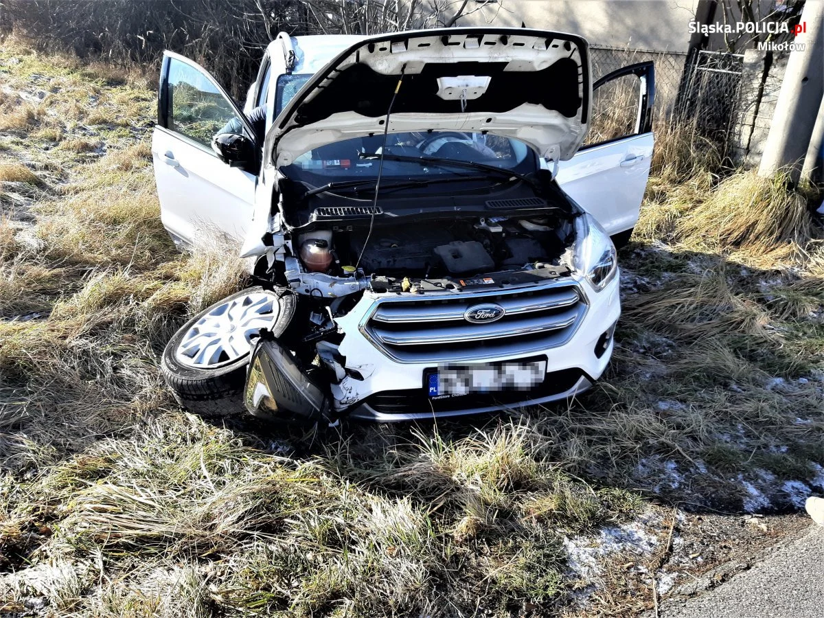 Wpadł w poślizg i dachował. 62-letni mieszkaniec Orzesza trafił do szpitala