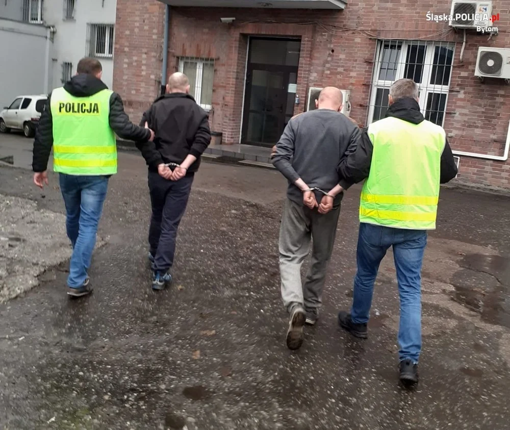 Dwóch włamywaczy w rękach policjantów