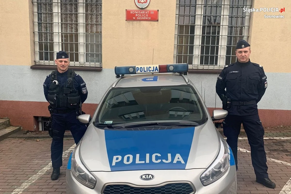 Pożar w budynku przy ul. Sezamkowej. Policjanci wyciągnęli 64-latka z płonącego mieszkania