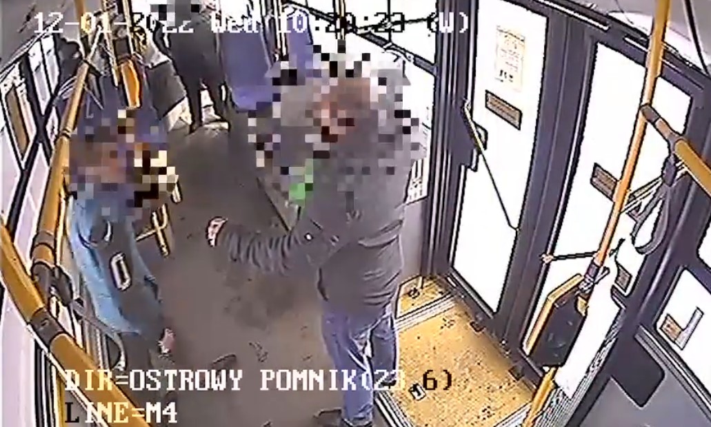 Napaść na pasażera autobusu linii M4. Bohaterska postawa kierowcy, uratował 60-latka