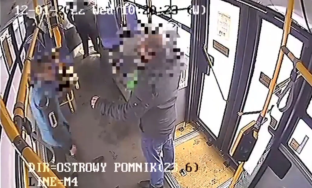 Napaść na pasażera autobusu linii M4. Bohaterska postawa kierowcy, uratował 60-latka