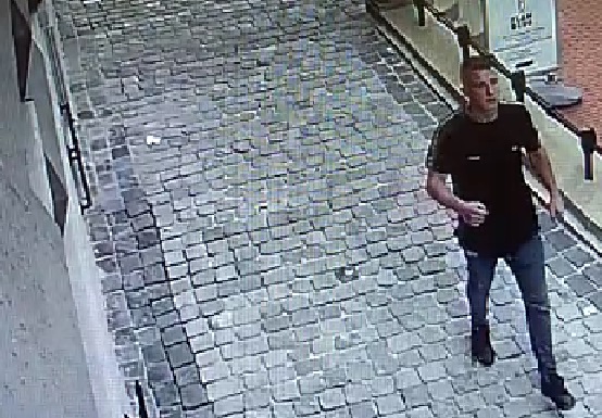 Zniszczył pylon reklamowy. Rozpoznajesz go?