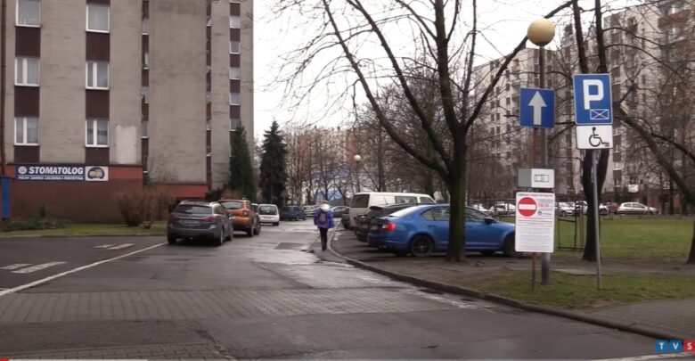 Kara w wysokości 100 złotych za złe parkowanie w Katowicach. Tak jest na os. Paderewskiego