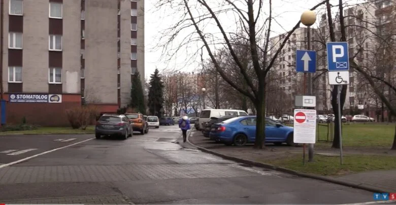 Kara w wysokości 100 złotych za złe parkowanie w Katowicach. Tak jest na os. Paderewskiego