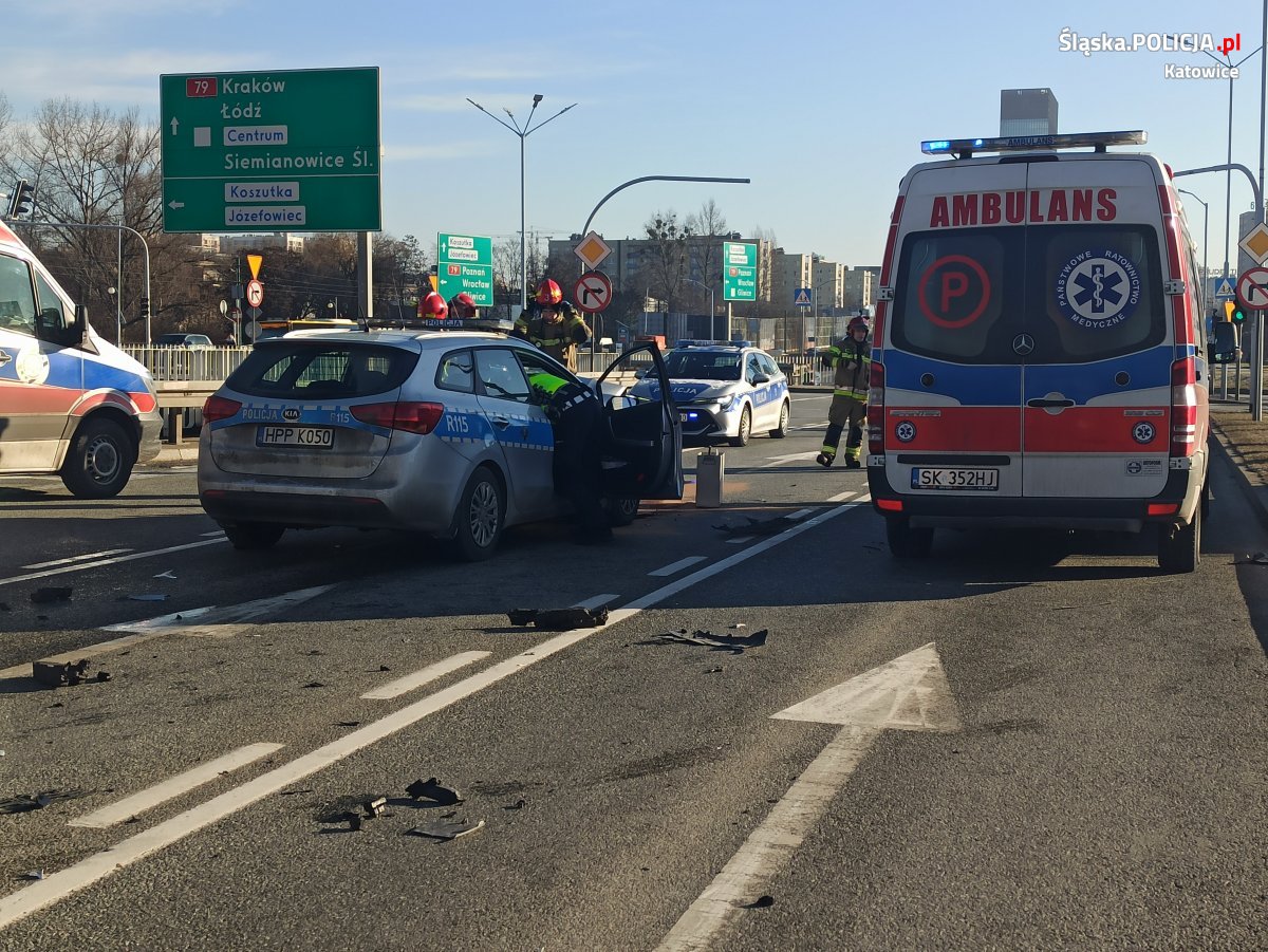 Wypadek z udziałem radiowozu na skrzyżowaniu ulic Chorzowskiej i Stęślickiego