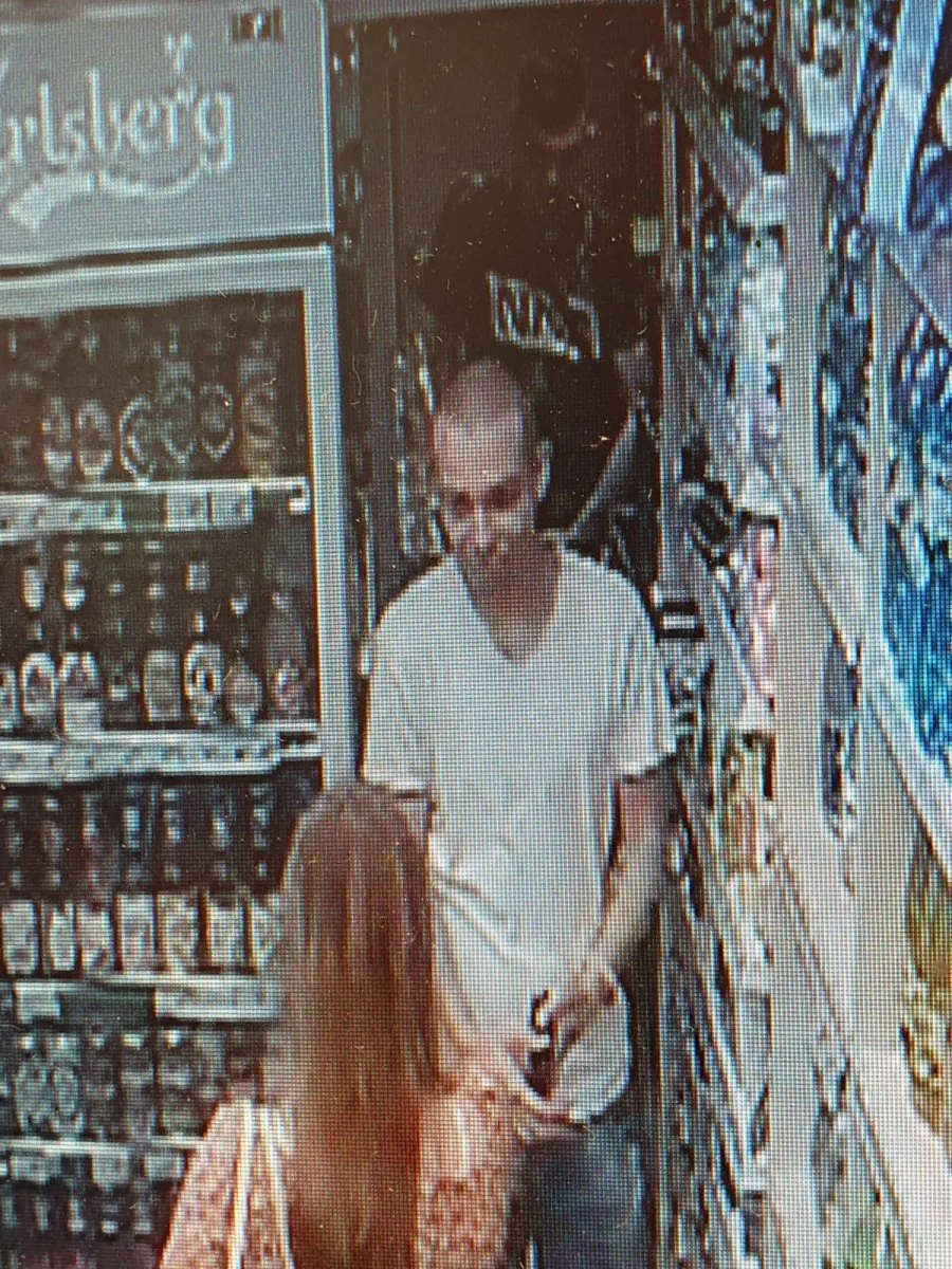 Podejrzani o kradzież laptopa. Rozpoznajesz ich?