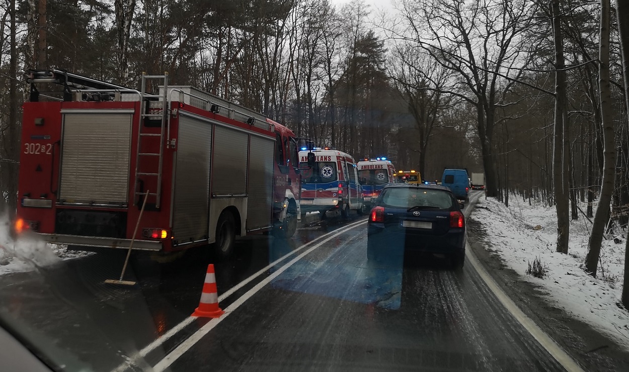 Duże utrudnienia drogowe na ul. Owsianej! Zderzyły się minimum trzy pojazdy