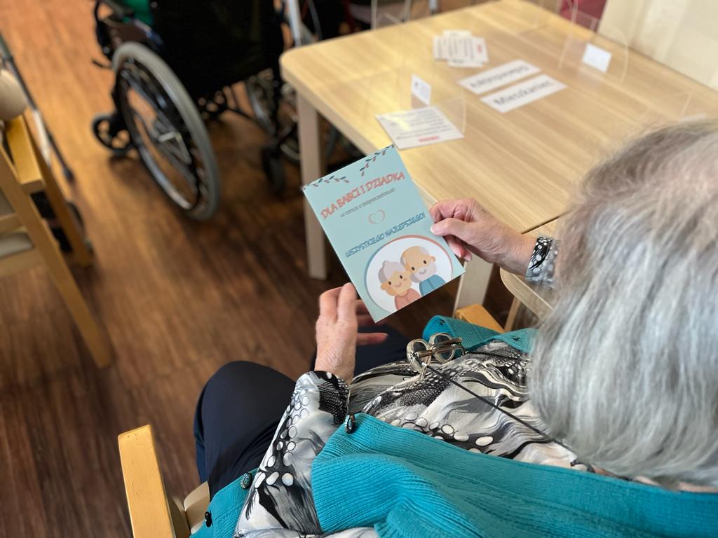 Policjanci odwiedzili najstarszych mieszkańców Katowic w Domach Pomocy Społecznej