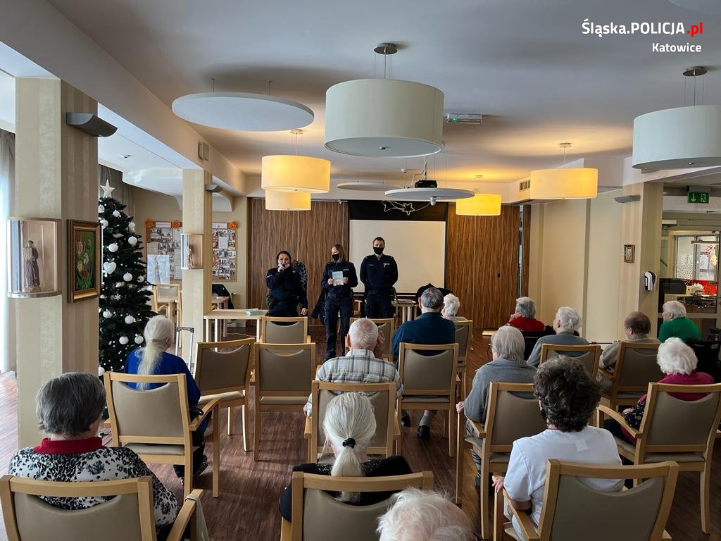 Policjanci odwiedzili najstarszych mieszkańców Katowic w Domach Pomocy Społecznej