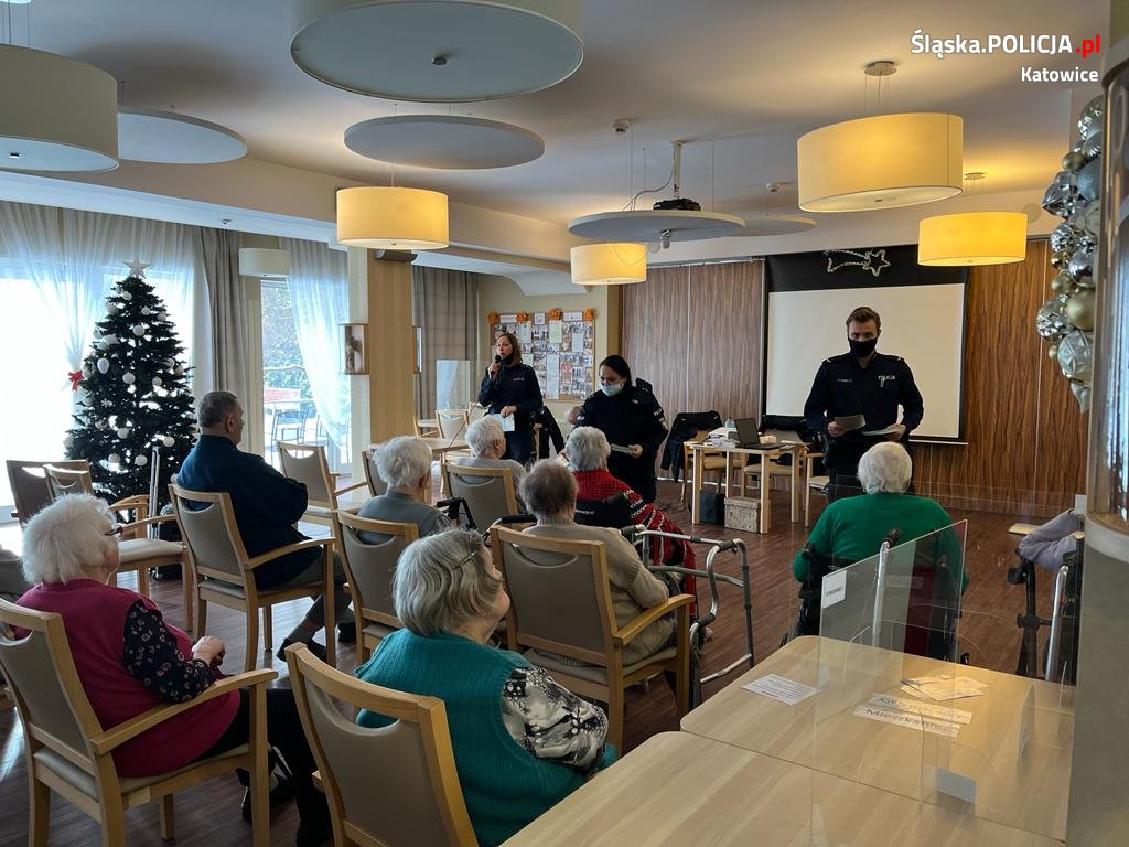 Policjanci odwiedzili najstarszych mieszkańców Katowic w Domach Pomocy Społecznej
