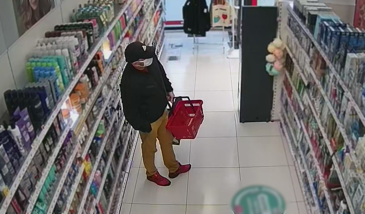 Publikujemy wizerunek mężczyzny podejrzewanego o kradzież perfum. Poznajesz go?
