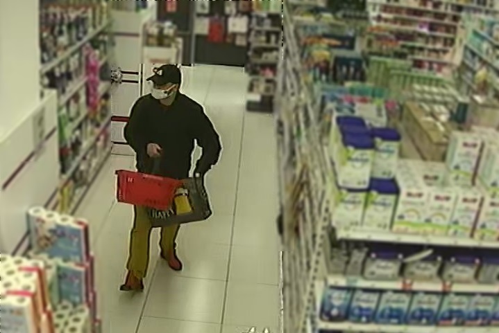 Publikujemy wizerunek mężczyzny podejrzewanego o kradzież perfum. Poznajesz go?