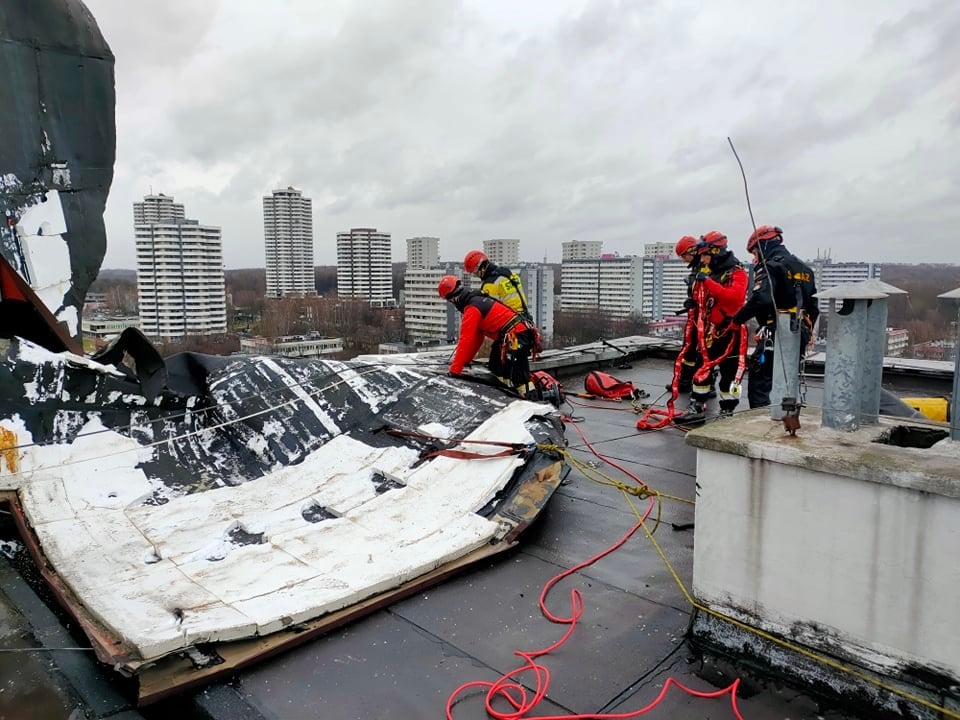 Wichura w Katowicach: Z wieżowca przy ul. Mieszka I porywisty wiatr zerwał styropapę