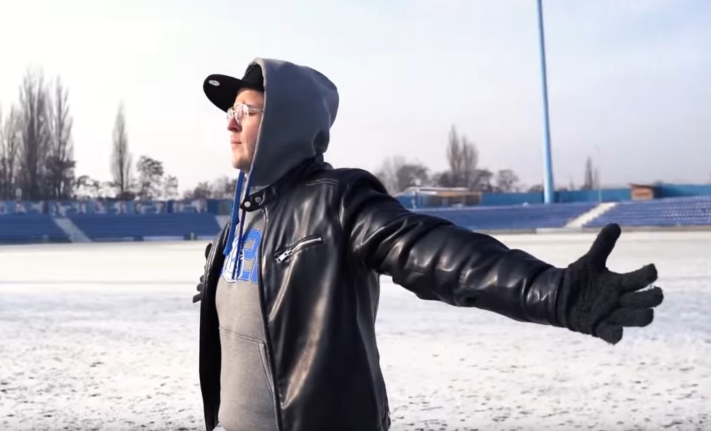 Muzyczna opowieść o upadkach i wzlotach Ruchu Chorzów. Kuba Kurzela rapuje o Niebieskich