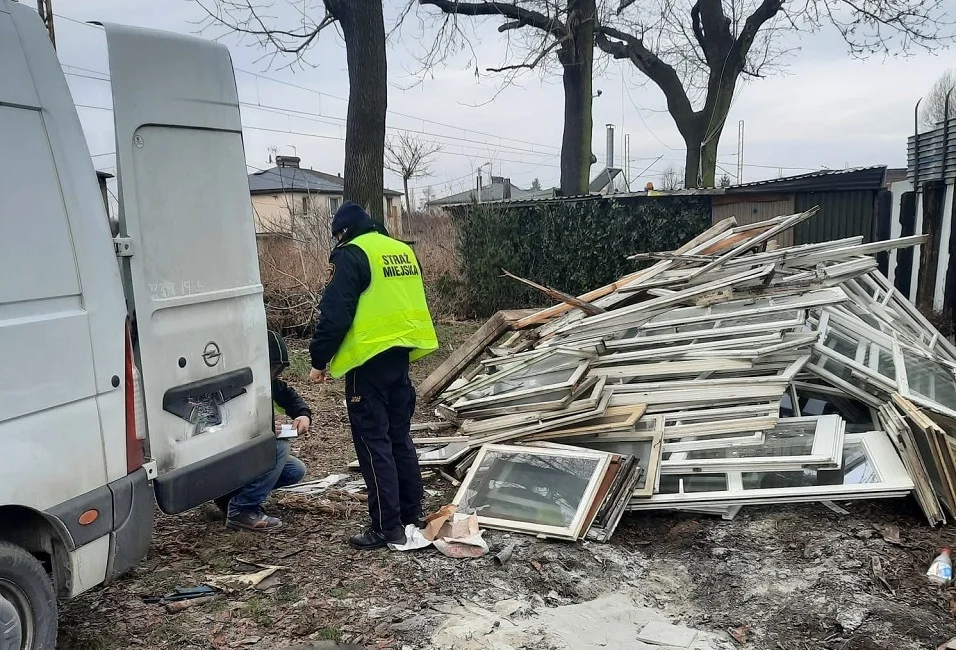Po wymianie okien, wyrzucili je na terenach przy ul 1 Maja. Zostali ukarani mandatami