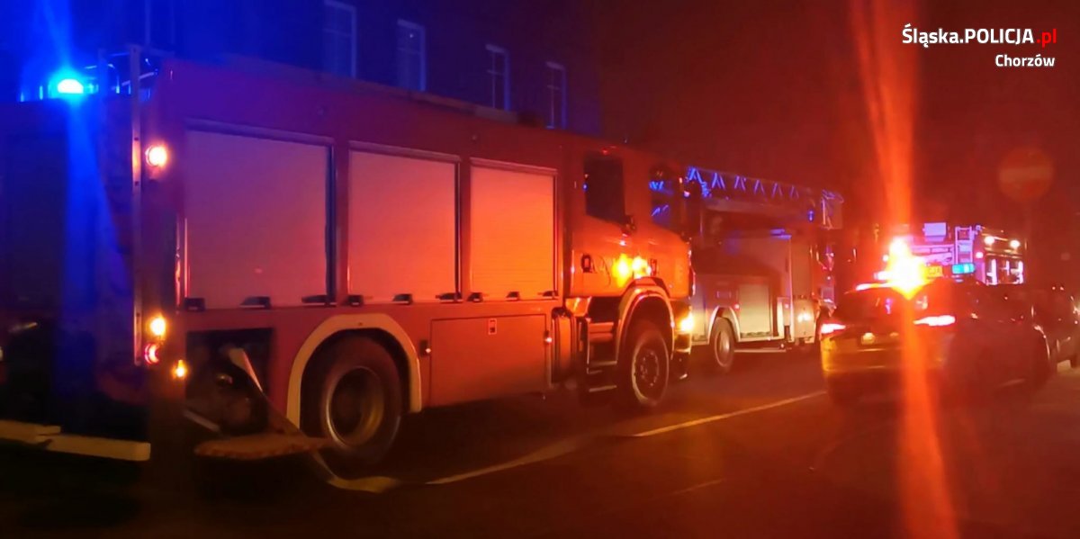 Pożar mieszkania przy ul. Armii Krajowej. Policjanci narażając życie uratowali kobietę