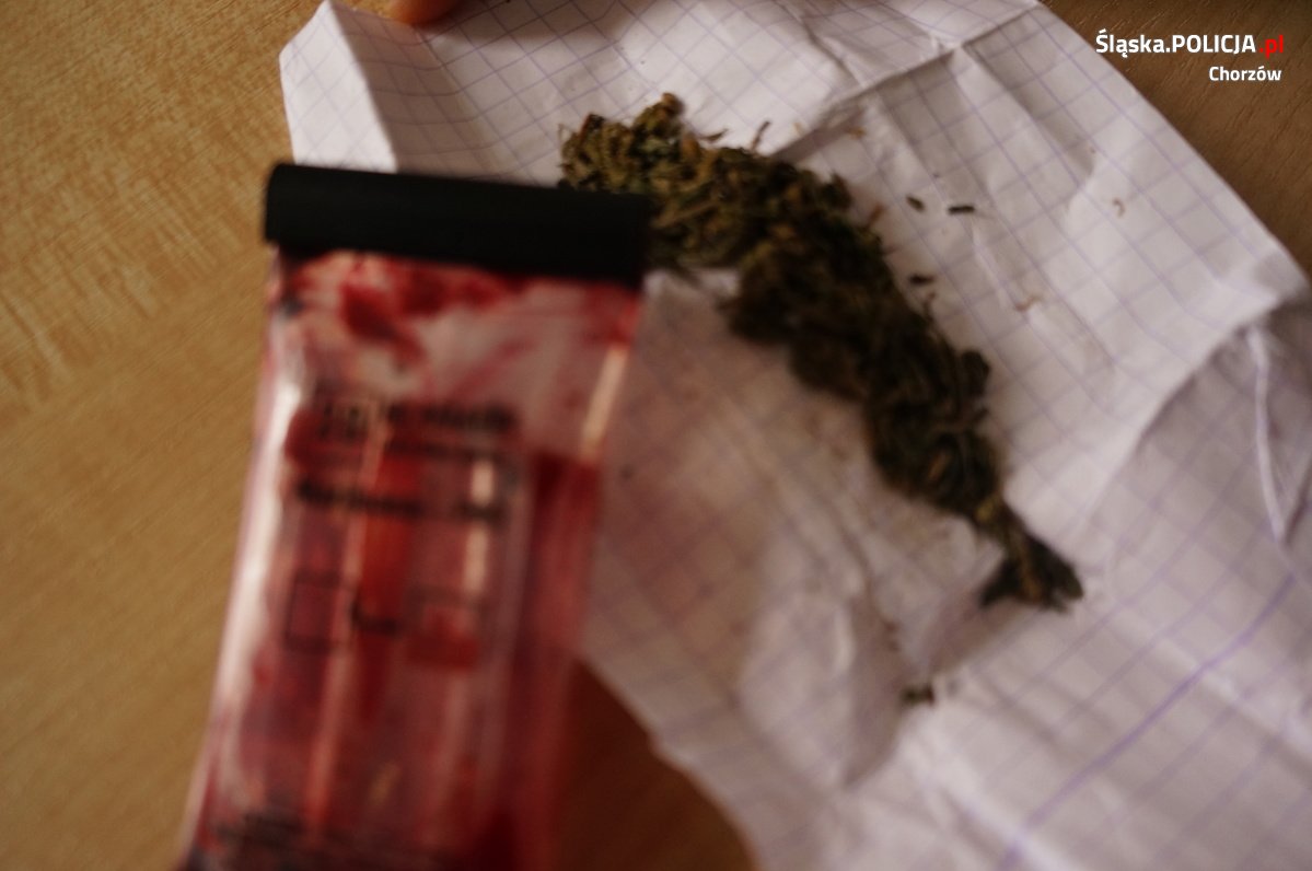 Prowadził pod wpływem narkotyków. Jego pasażerka była poszukiwana