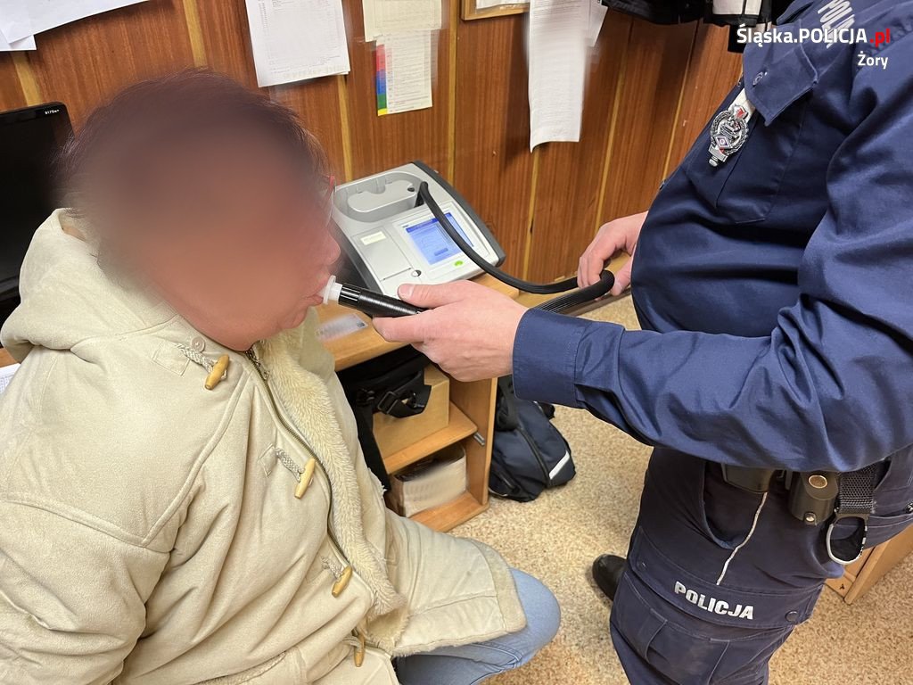 Kolizja osobówki z miejskim autobusem! Za kierownicą pijana 66-latka