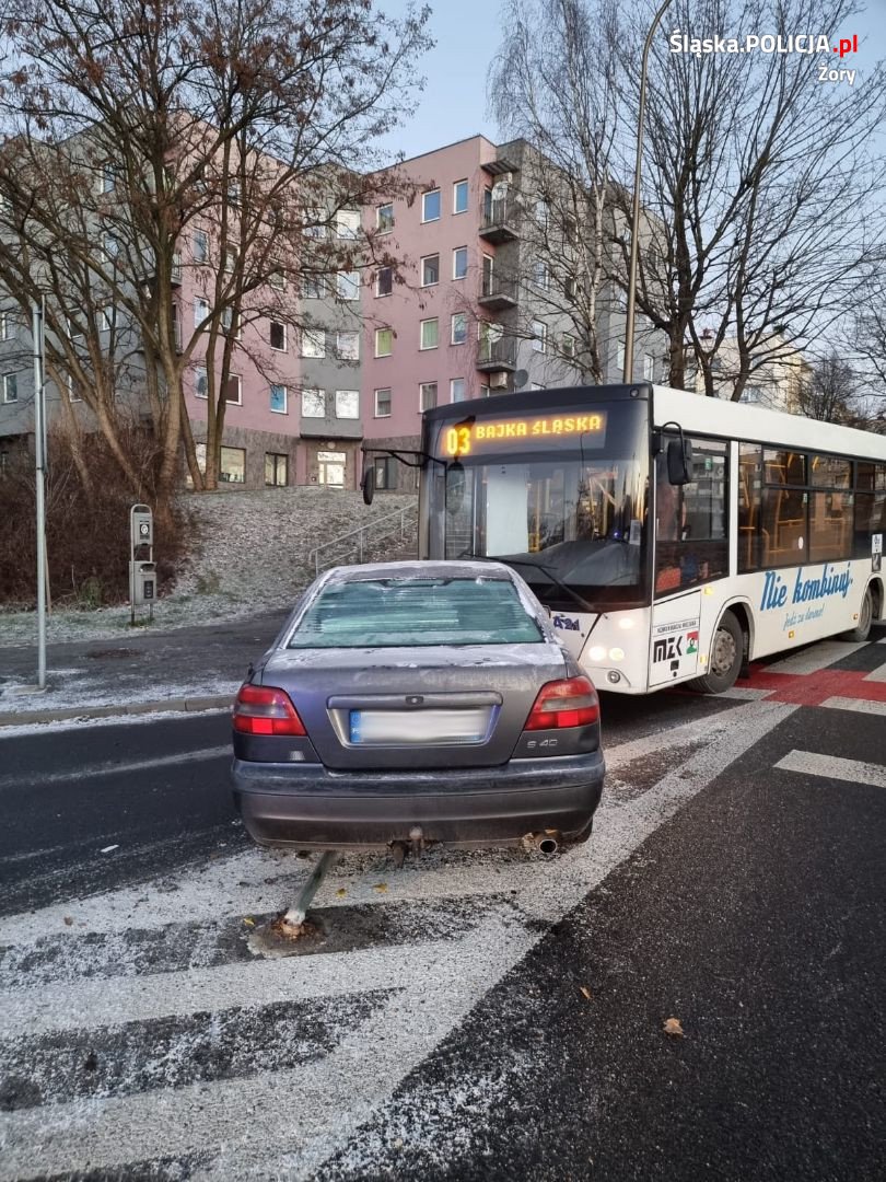 Kolizja osobówki z miejskim autobusem! Za kierownicą pijana 66-latka
