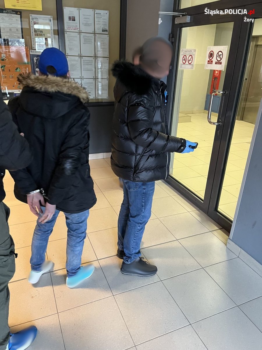 Miał być pojedynek na pięści, a skończyło się na kradzieży. Dwójka mężczyzn zatrzymana