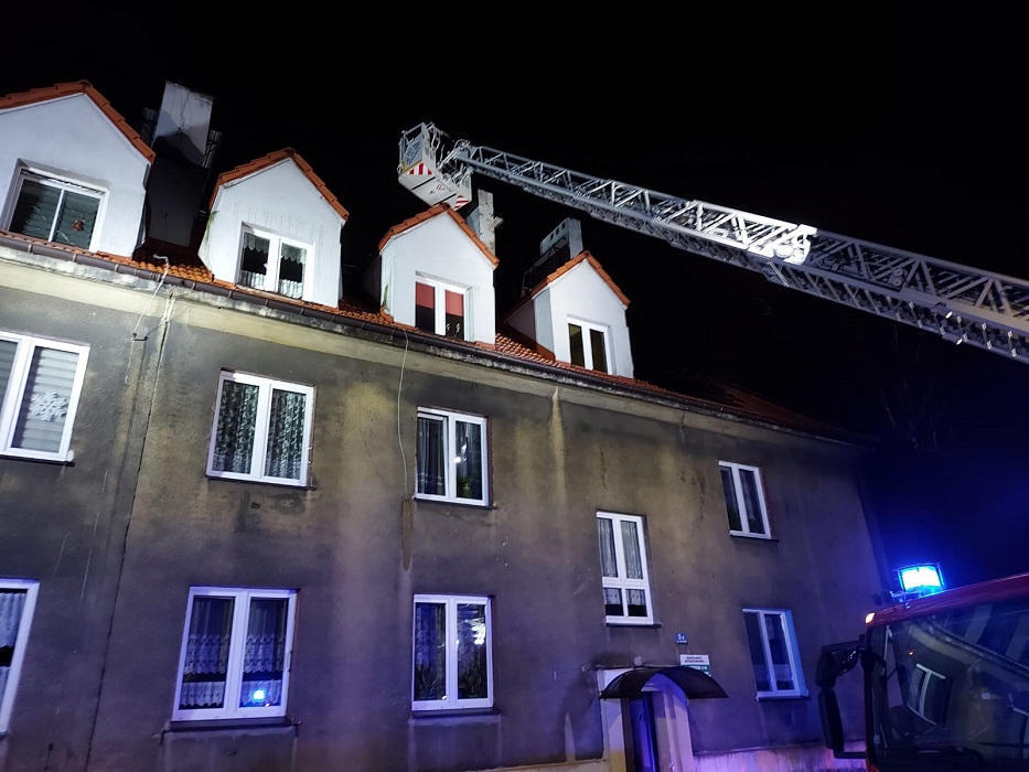 Pożar w Sylwestra: Spalił się dach gmachu przy ul. Szybowej. Obiekt wyłączono z użytkowani