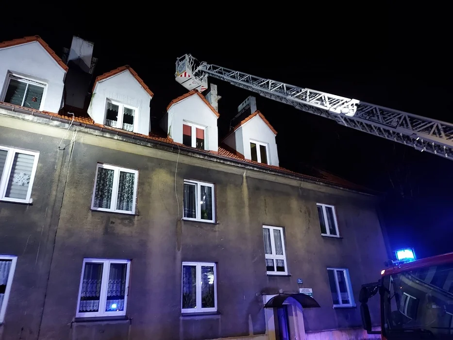 Pożar w Sylwestra: Spalił się dach gmachu przy ul. Szybowej. Obiekt wyłączono z użytkowani