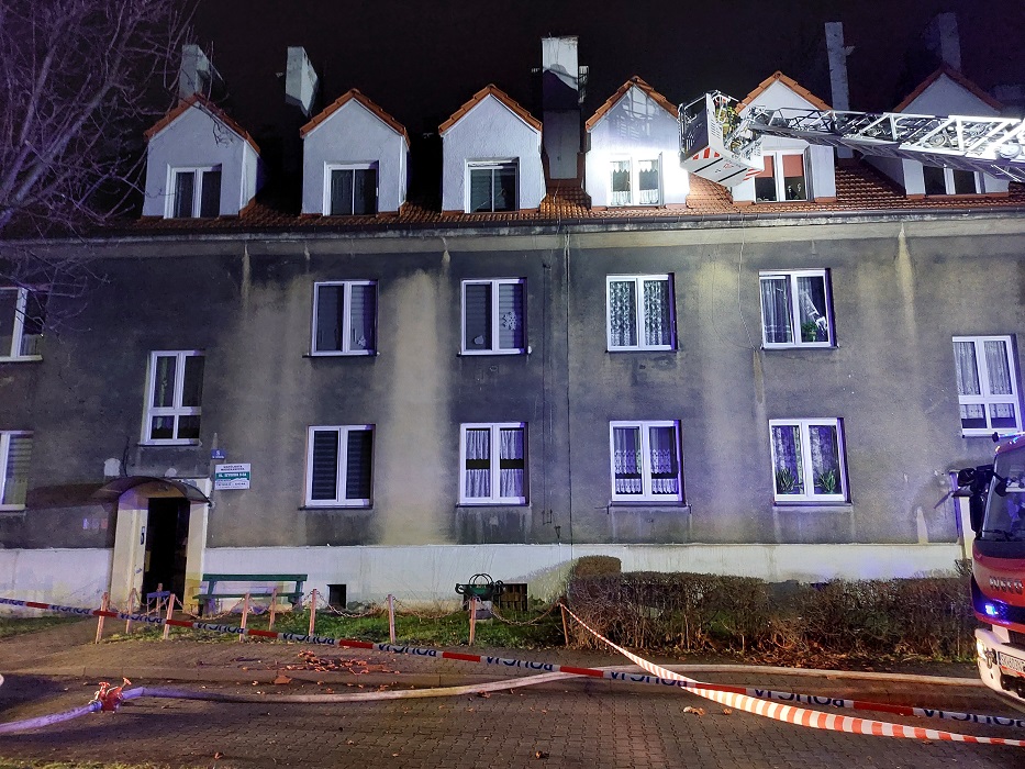 Pożar w Sylwestra: Spalił się dach gmachu przy ul. Szybowej. Obiekt wyłączono z użytkowani